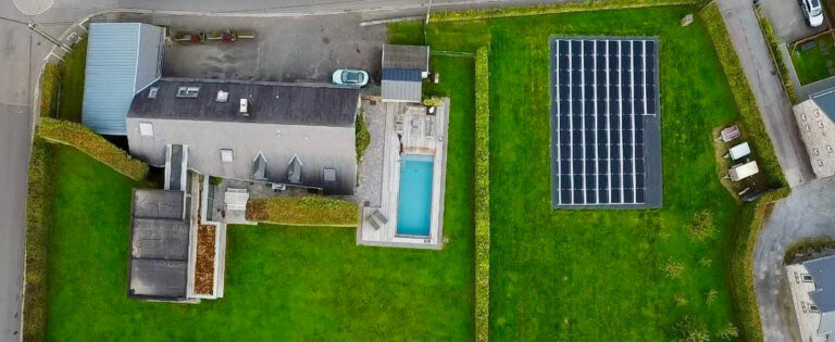 installation photovoltaïque dans un champ à Ovifat